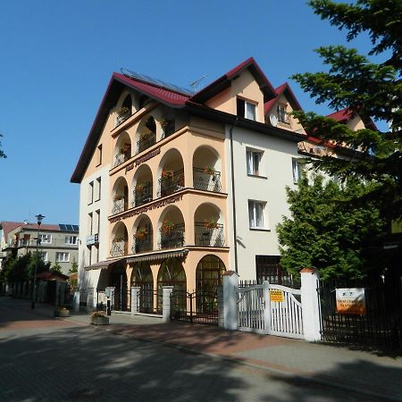 Hotel Pod Arkadami Darłówko Exterior foto